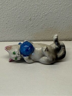 Vintage‎ Small porcelain kitten cat figurine green eyes holding ball of yarn